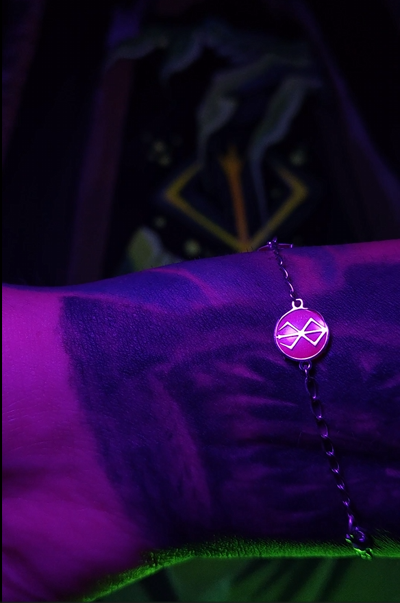 Pulsera inspirada de plata en tono rojo