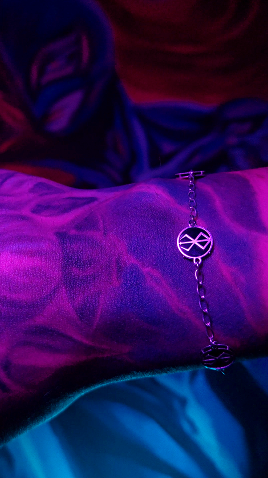 Pulsera inspirada de plata en tono oscuro