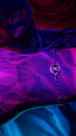 Pulsera inspirada de plata en tono oscuro