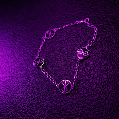 Pulsera inspirada de plata en tono oscuro
