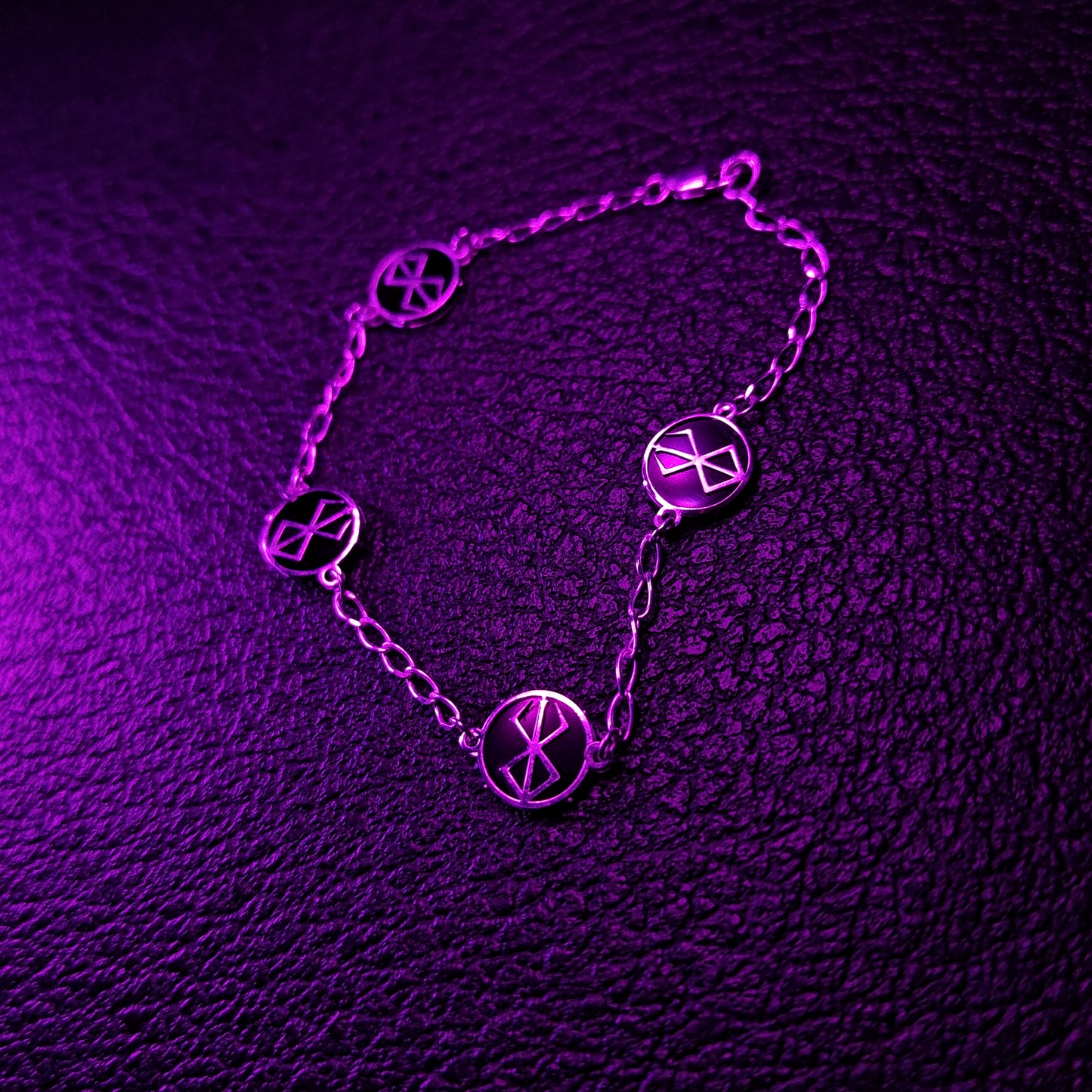 Pulsera inspirada de plata en tono oscuro