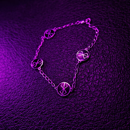 Pulsera inspirada de plata en tono oscuro
